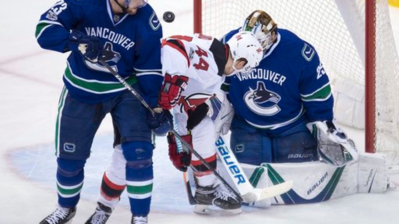Hall scores in OT, Devils beat Canucks 2-1 (Jan 15, 2017)